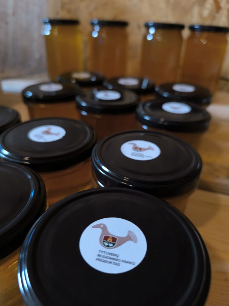 Tytuvėnų regioninio parko produktas Medaus etiketės su Tytuvėnų regioninio parko ženklu